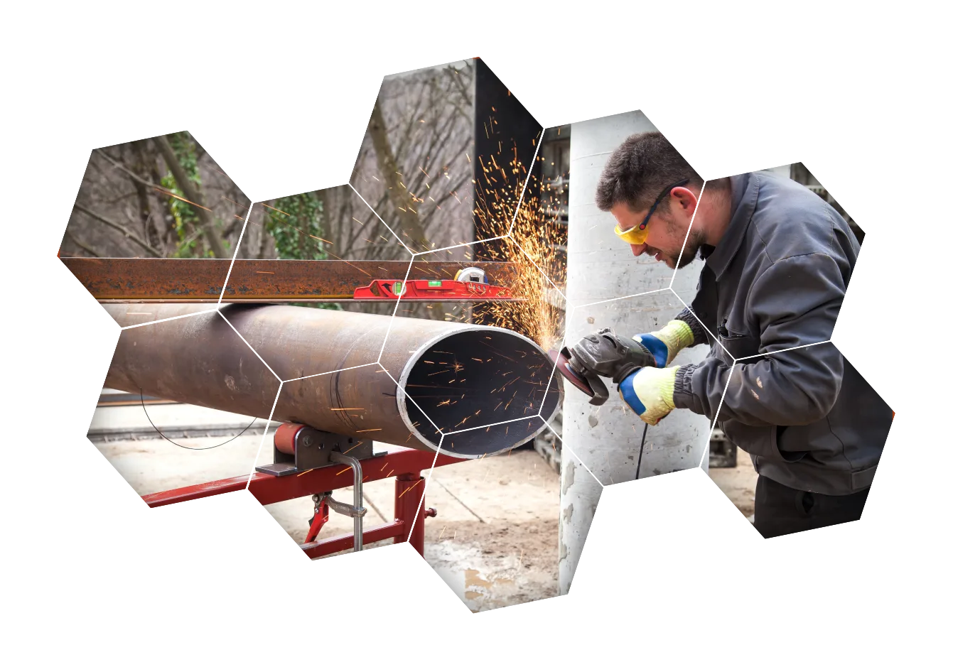 un chaudronnier polonais travaillant sur un tube en acier