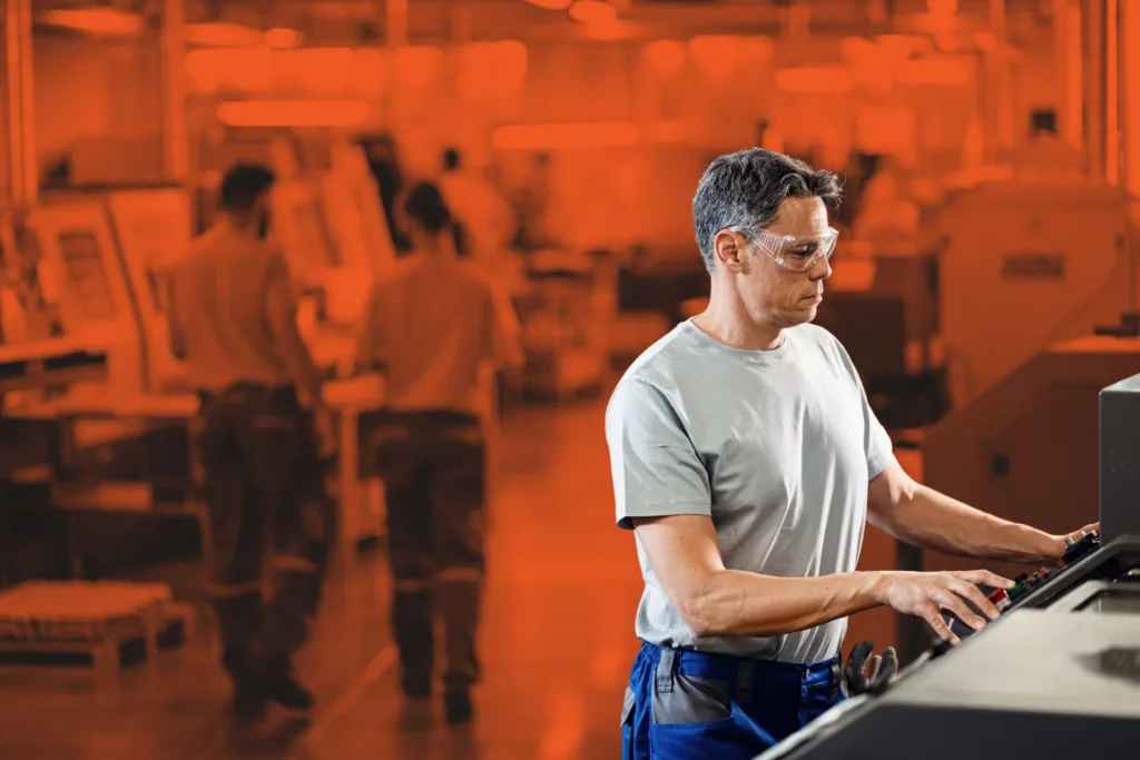 Opérateur CNC polonais travaillant sur une machine à commande numérique en intérim