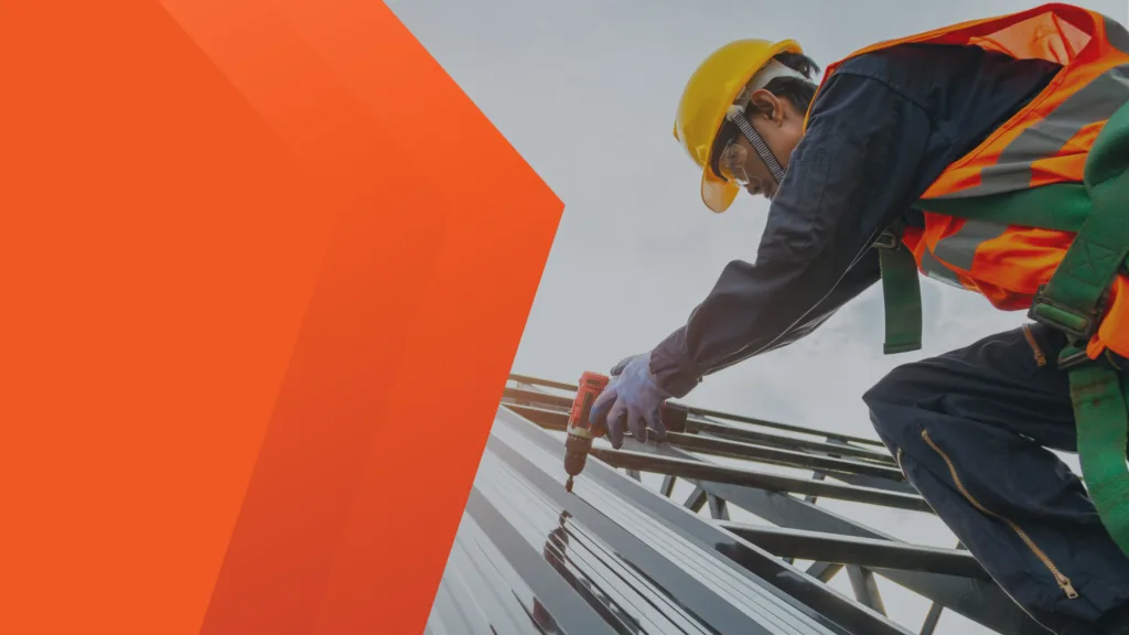 travailleur étranger dans le BTP tenant une perceuse